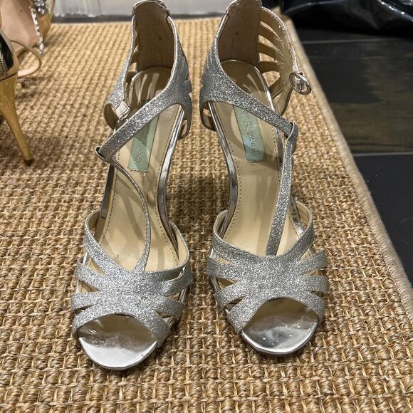 Betsy Johnson Silver glitter T strap heels - Picture 1 of 4